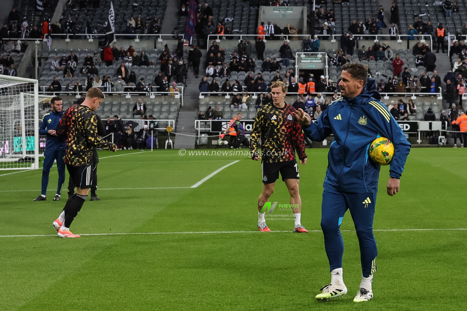 Jason Tindall assistant manager of Newcastle United in the pregame warmup session during the Carabao Cup Last 16 Newcastle United vs Tottenham Hotspur at St. James's Park, Newcastle, United Kingdom, 29th October 2025

(Photo by Mark Cosgrove/News Images)

*** GER AUT SUI OUT ***