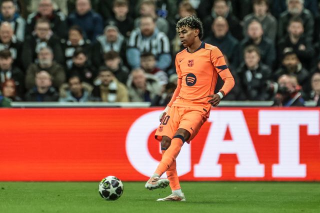 Lamine Yamal of Barcelona passes the ball during the UEFA Champions League Last 16 match Newcastle Untied vs Barcelona at St. James's Park, Newcastle, United Kingdom on 10 March 2026

(Photo by Mark Cosgrove/News Images)