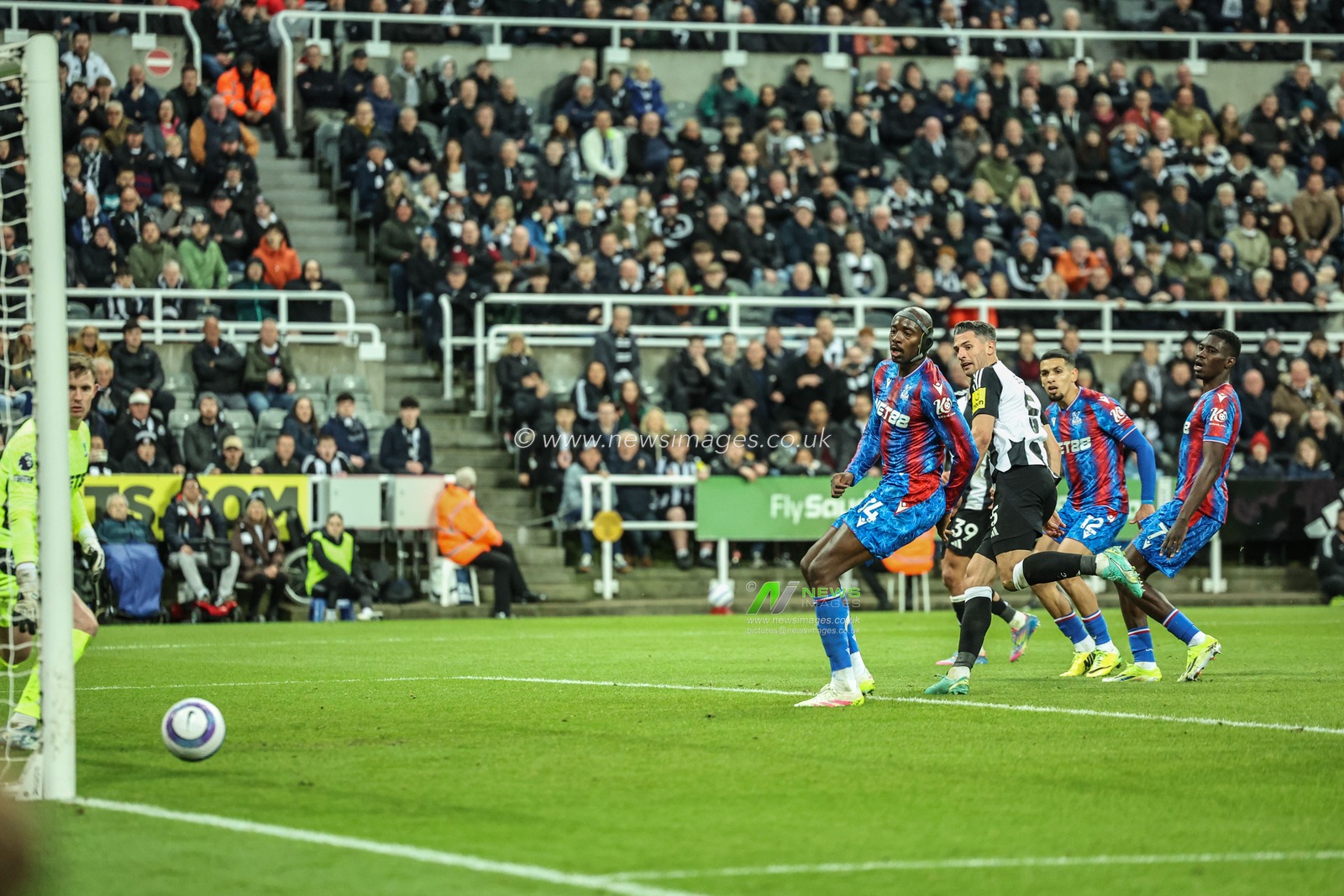 Fabian SchÃ¤r of Newcastle United scores to make it 4-0 during the Premier League match Newcastle United vs Crystal Palace at St. James's Park, Newcastle, United Kingdom, 16th April 2025

(Photo by Mark Cosgrove/News Images)