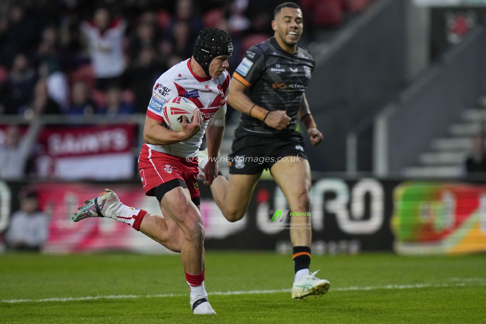 Jonny Lomax of St. Helens breaks away to score a try during the Betfred Super League  Round 8 match St Helens vs Hull FC at Totally Wicked Stadium, St Helens, United Kingdom, 19th April 2024

(Photo by Steve Flynn/News Images)