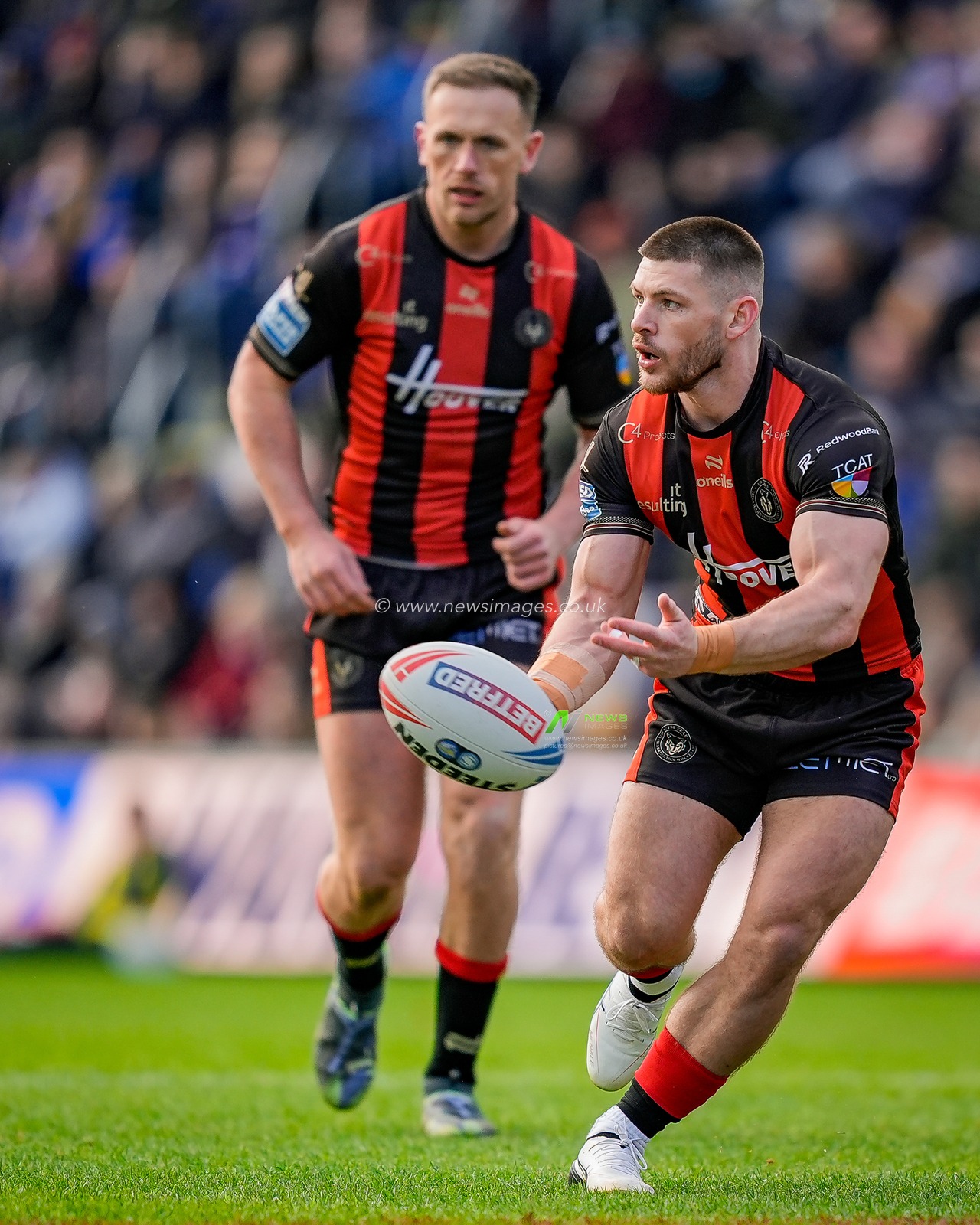 Danny Walker of Warrington Wolves passes the ball during the Betfred Super League round 1 match Leeds Rhinos vs Warrington Wolves at AMT Headingley Stadium, Leeds, United Kingdom on 29 March 2026

(Photo by Maynard Manyowa/News Images)