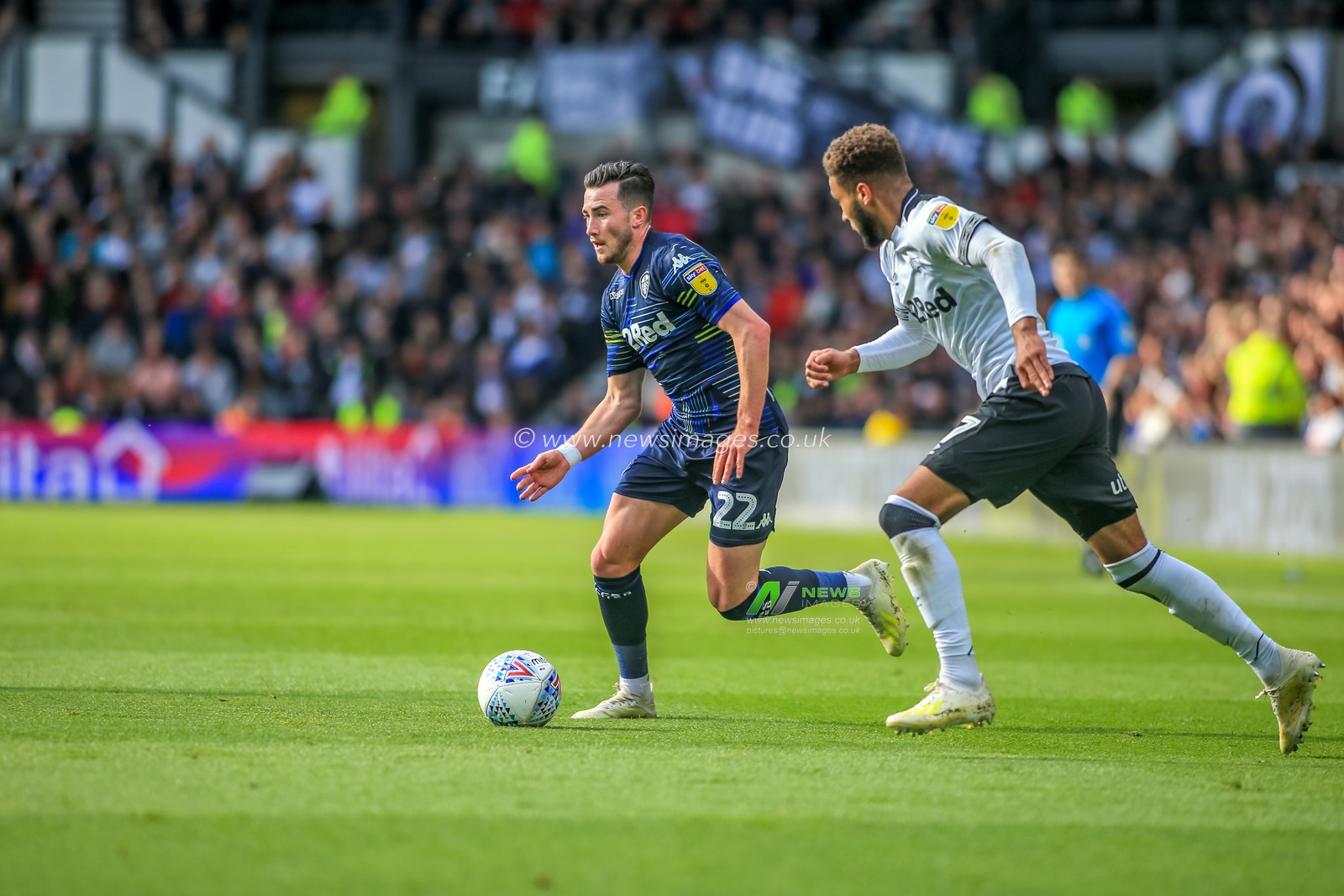 11th May 2019, Pride Park, Derby, England; Sky Bet Championship Play-offs Semi-Final 1st leg, Derby County vs Leeds United ; 

Jack Harrison (22) of Leeds Utd  takes on the Derby defender

Credit: Craig Milner/News Images 

English Football League images are subject to DataCo Licence