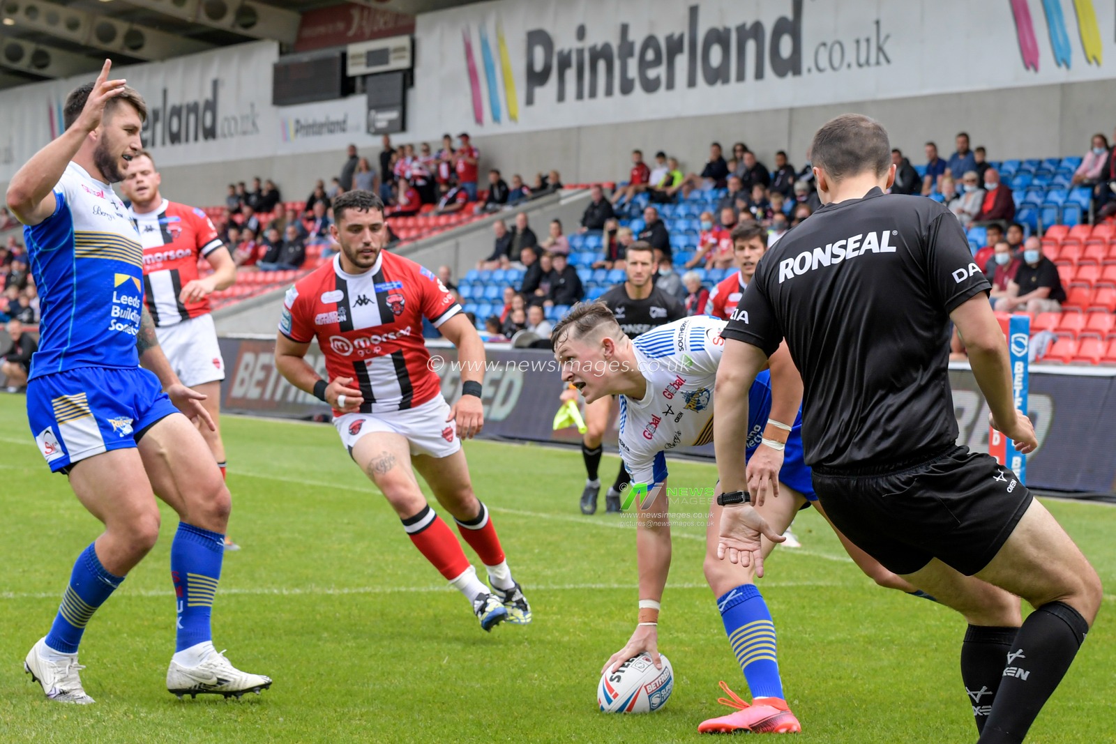 Jack Broadbent (27) of Leeds Rhinos goes over for a try to make it 0-4