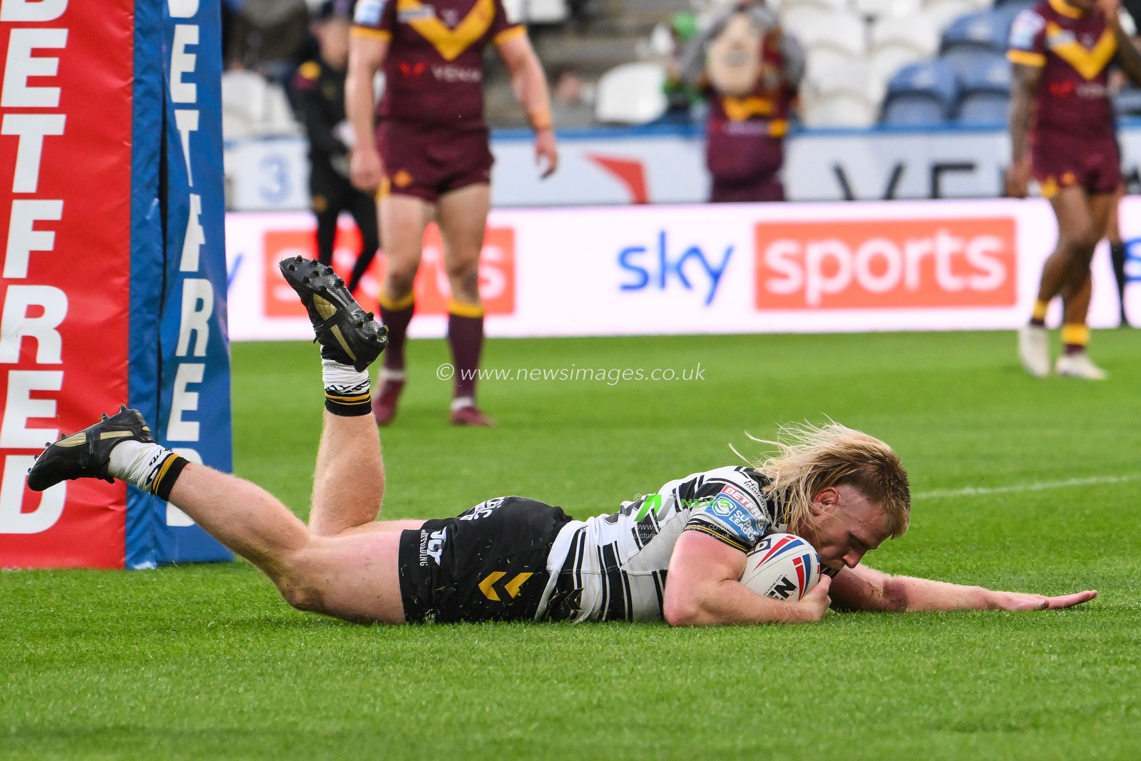 Brad Fash #13 of Hull FC goes over for a try during the Betfred Super League Round 20 match Huddersfield Giants vs Hull FC at John Smith's Stadium, Huddersfield, United Kingdom, 27th July 2023

(Photo by Craig Thomas/News Images)