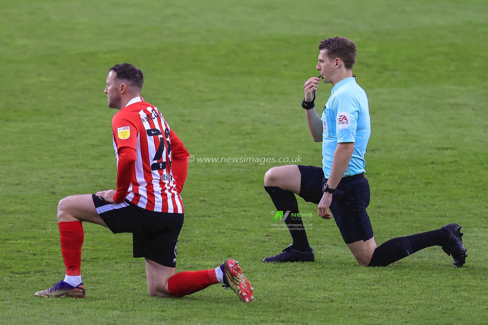Aiden McGeady #28 of Sunderland and referee Will Finnie take the knee prior to kick-off