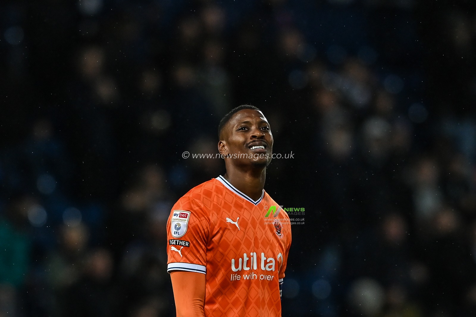 Marvin Ekpiteta #21 of Blackpool is dejected at the final whistle during the Sky Bet Championship match West Bromwich Albion vs Blackpool at The Hawthorns, West Bromwich, United Kingdom, 1st November 2022

(Photo by Craig Thomas/News Images)