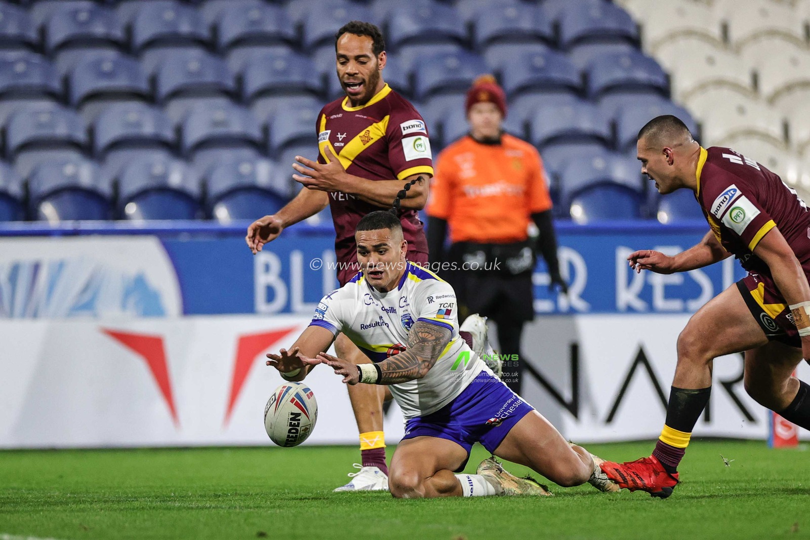 Pete Mataâ€™utia #3 of Warrington Wolves goes over for a try during the Betfred Super League Round 2 match Huddersfield Giants vs Warrington Wolves at John Smith's Stadium, Huddersfield, United Kingdom, 24th February 2023

(Photo by Mark Cosgrove/News Images)