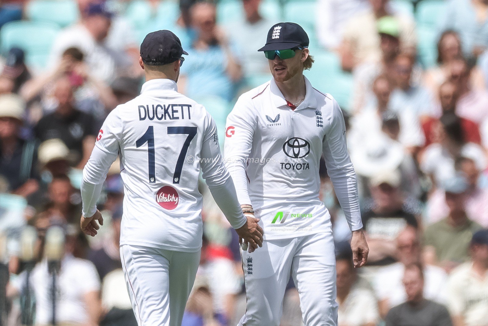 Ben Duckett speaks with Jordan Cox of England  during the 2nd Rothesay Test Match Day 1 match England vs New Zealand at The Kia Oval, London, United Kingdom on 17 June 2026

(Photo by Mark Cosgrove/News Images)