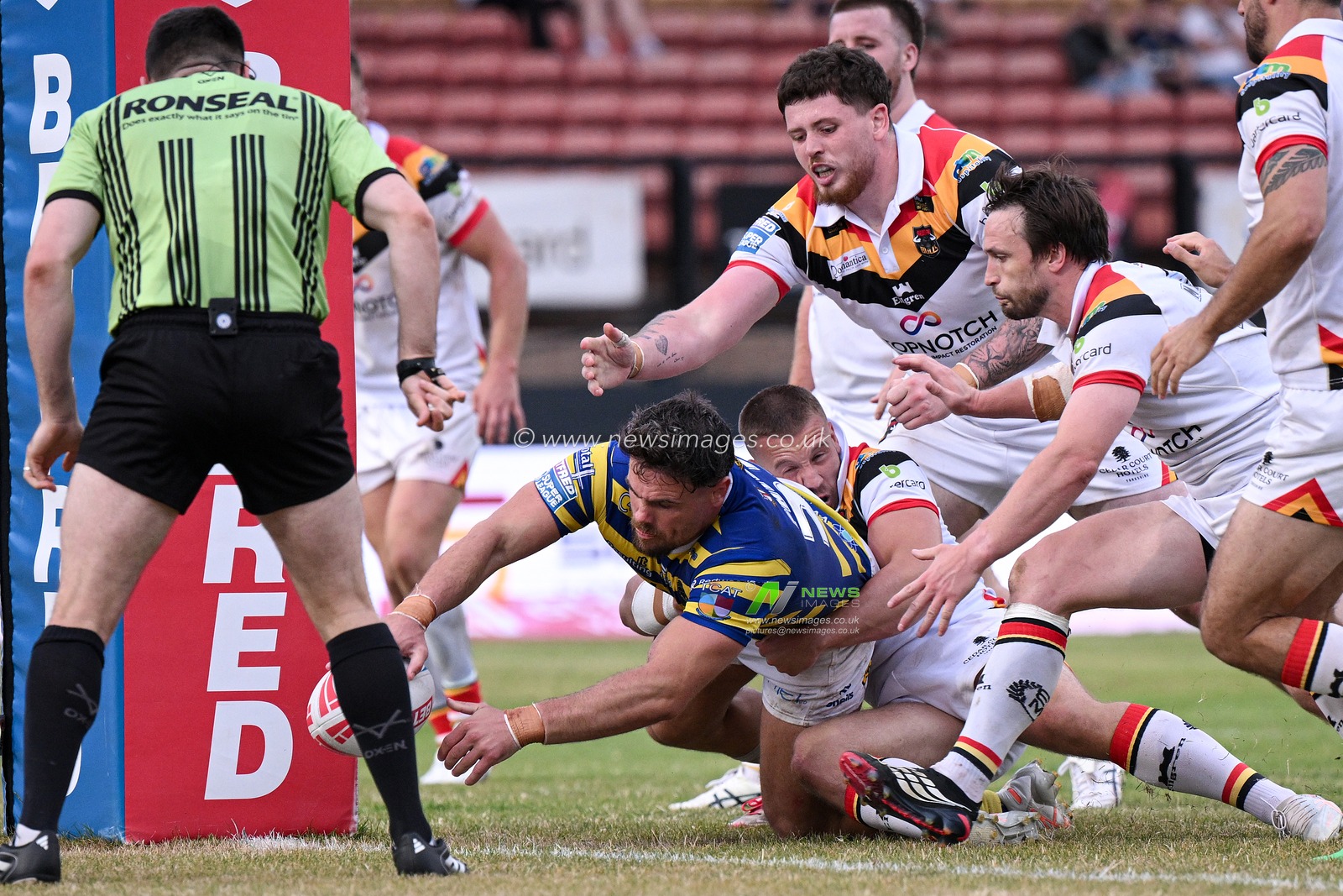 Joe Philbin of Warrington Wolves scores his team's fourth try during the Betfred Super League round 22 match Bradford Bulls vs Warrington Wolves at Odsal Stadium, Bradford, United Kingdom on 08 August 2026

(Photo by Ben Roberts/News Images)