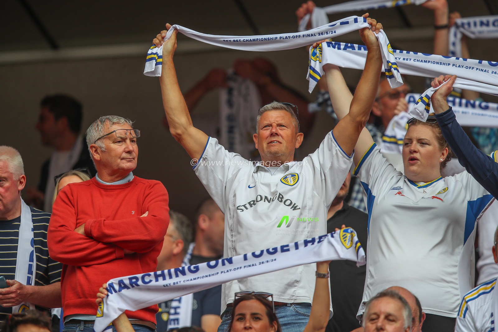 Leeds fans singing before the game during the Sky Bet Championship Play-Off Final match Leeds United vs Southampton at Wembley Stadium, London, United Kingdom, 26th May 2024

(Photo by Gareth Evans/News Images)