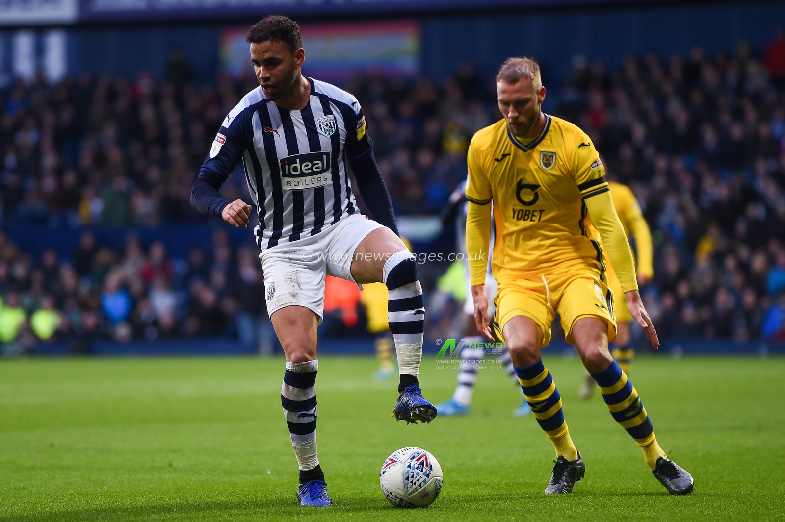 8th December 2019, The Hawthorns, West Bromwich, England; Sky Bet Championship, West Bromwich Albion v Swansea City : Hal Robson-Kanu (4) of West Bromwich Albion brings the ball under control just outside the Swansea area

Credit: Gareth Dalley/News Images