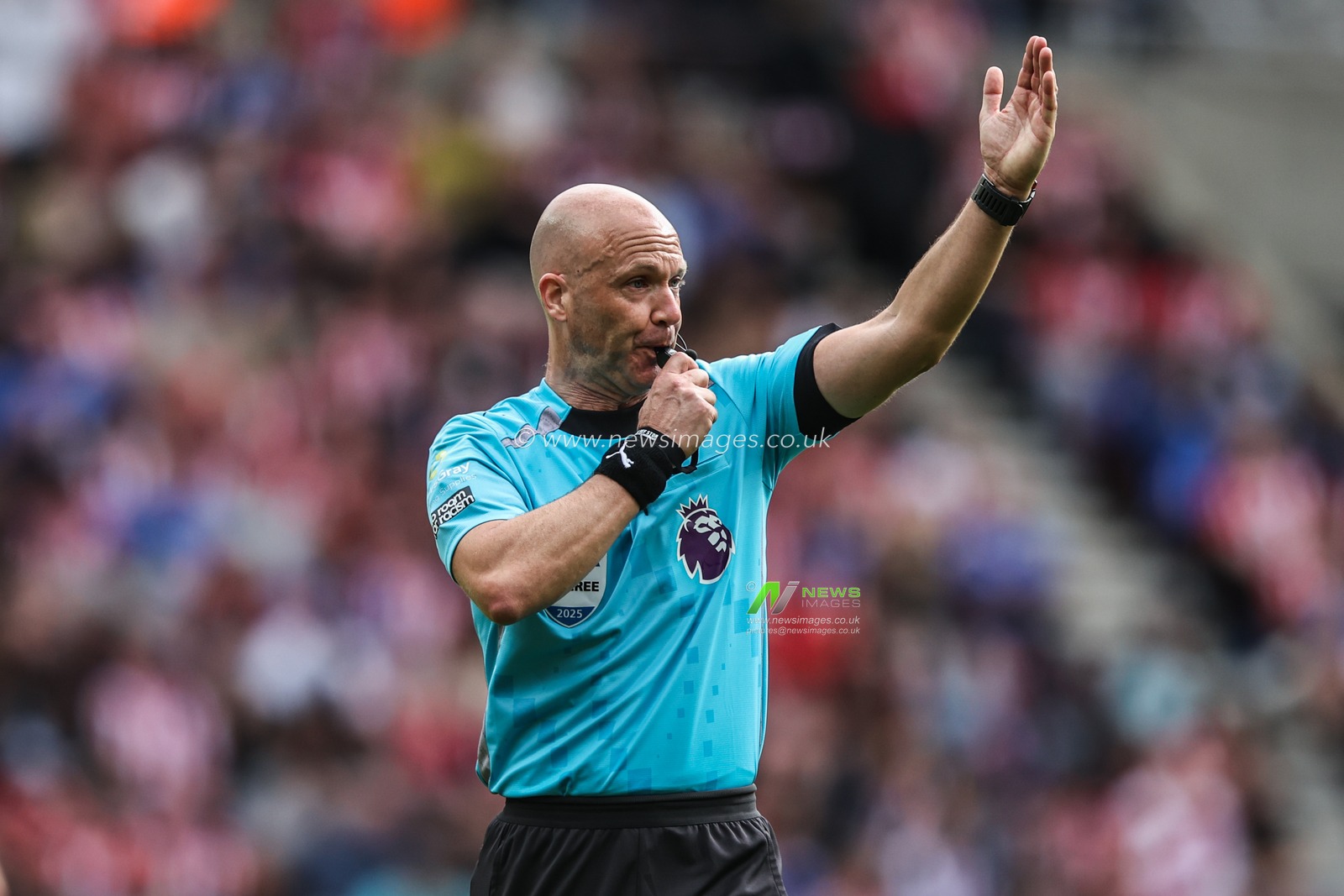 Referee Anthony Taylor gives instructions during the Premier League match Sunderland vs Brentford at Stadium Of Light, Sunderland, United Kingdom, 30th August 2025

(Photo by Alfie Cosgrove/News Images)