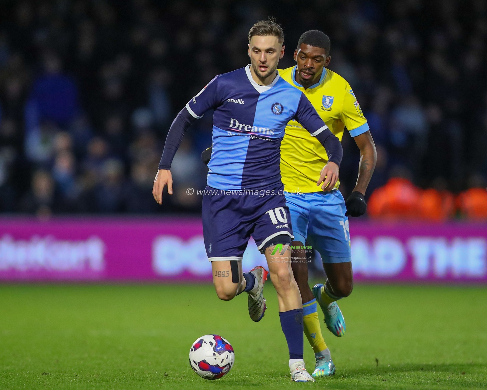 Tyreeq Bakinson #19 of Sheffield Wednesday pressures Lewis Wing #10 of Wycombe Wanderers during the Sky Bet League 1 match Wycombe Wanderers vs Sheffield Wednesday at Adams Park, High Wycombe, United Kingdom, 14th January 2023

(Photo by Gareth Evans/News Images)