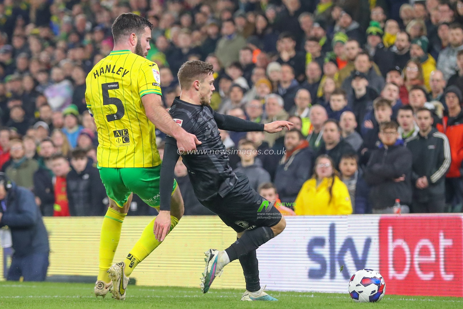 Grant Hanley #5 of Noriwch City tackles Regan Slater #27 of Hull City during the Sky Bet Championship match Norwich City vs Hull City at Carrow Road, Norwich, United Kingdom, 14th February 2023

(Photo by Gareth Evans/News Images)