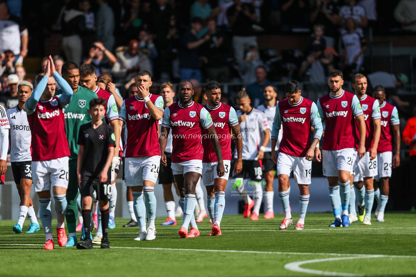 West Ham United take to the field prior to the Premier League match Fulham vs West Ham United at Craven Cottage, London, United Kingdom, 14th September 2024

(Photo by Izzy Poles/News Images)