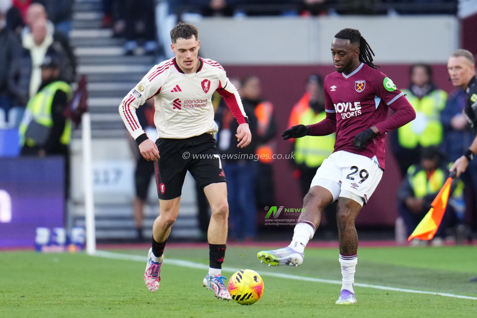 Aaron Wan-Bissaka of West Ham United attempts pass under pressure during the Premier League match West Ham United vs Liverpool at London Stadium, London, United Kingdom, 30th November 2025

(Photo by Harvey Murphy/News Images)

*** GER AUT SUI OUT ***