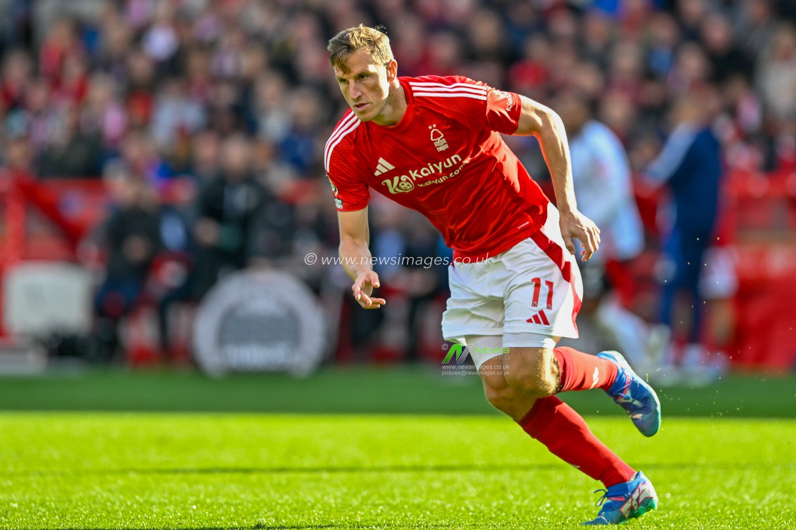 Chris WOOD of Nottingham Forrest sprinting for the ball during the Premier League match Nottingham Forest vs Fulham at City Ground, Nottingham, United Kingdom, 28th September 2024

(Photo by Mark Dunn/News Images)