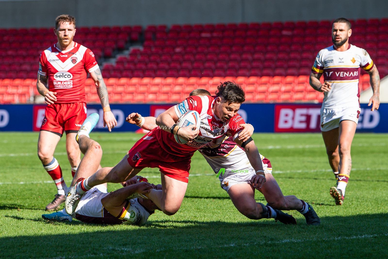 Shane Wright #17 of Salford Red Devils goes over for a try during the Betfred Super League Round 7 match Salford Red Devils vs Huddersfield Giants at AJ Bell Stadium, Eccles, United Kingdom, 2nd April 2023

(Photo by Craig Thomas/News mages)