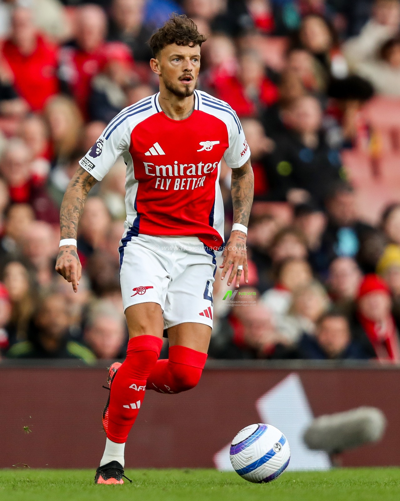 Ben White of Arsenal runs with the ball during the Premier League match Arsenal vs West Ham United at Emirates Stadium, London, United Kingdom, 22nd February 2025

(Photo by Izzy Poles/News Images)