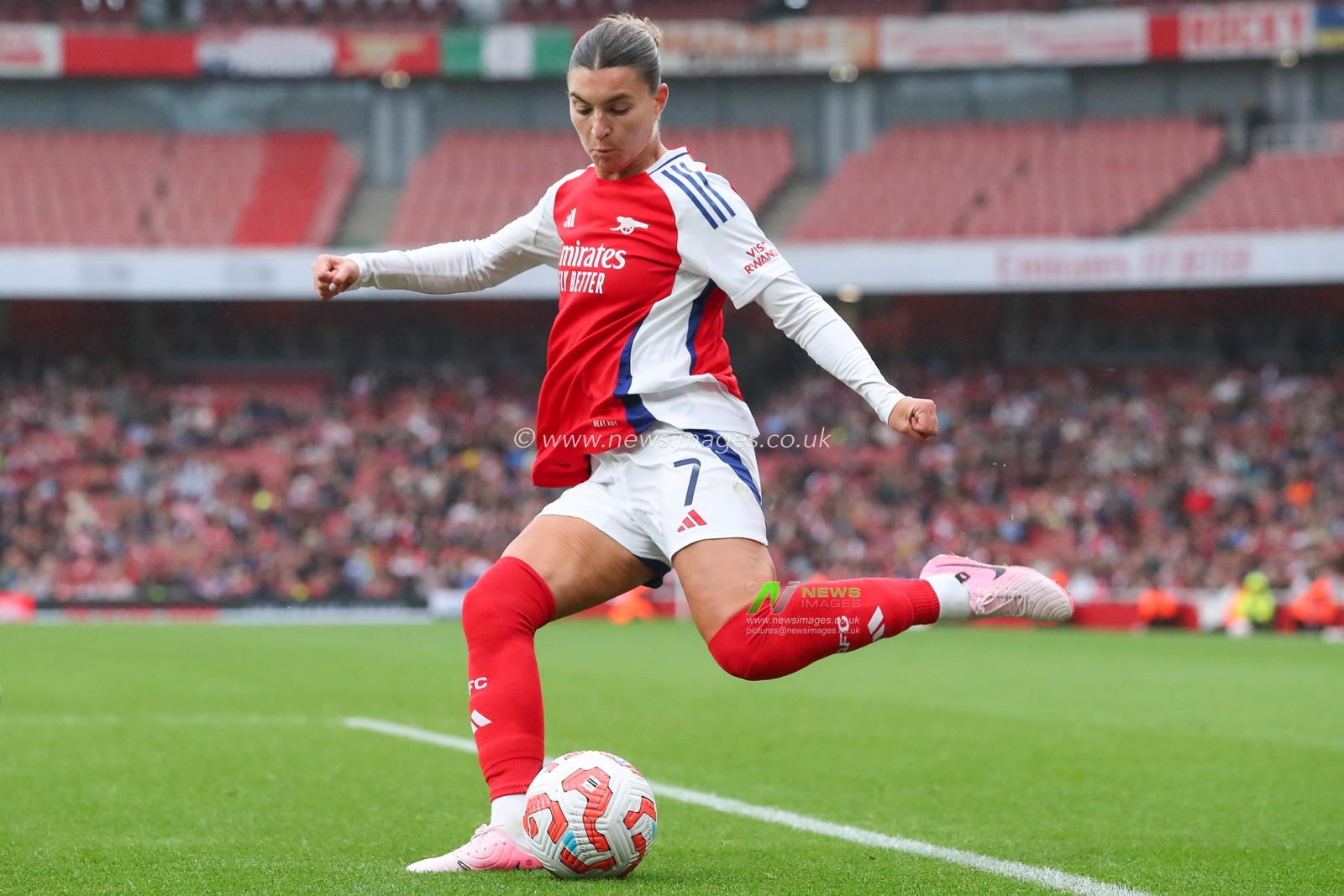 Steph Catley of Arsenal crosses the ball during the The FA Women's Super League match Arsenal Women vs Everton Women at Emirates Stadium, London, United Kingdom, 6th October 2024

(Photo by Izzy Poles/News Images)