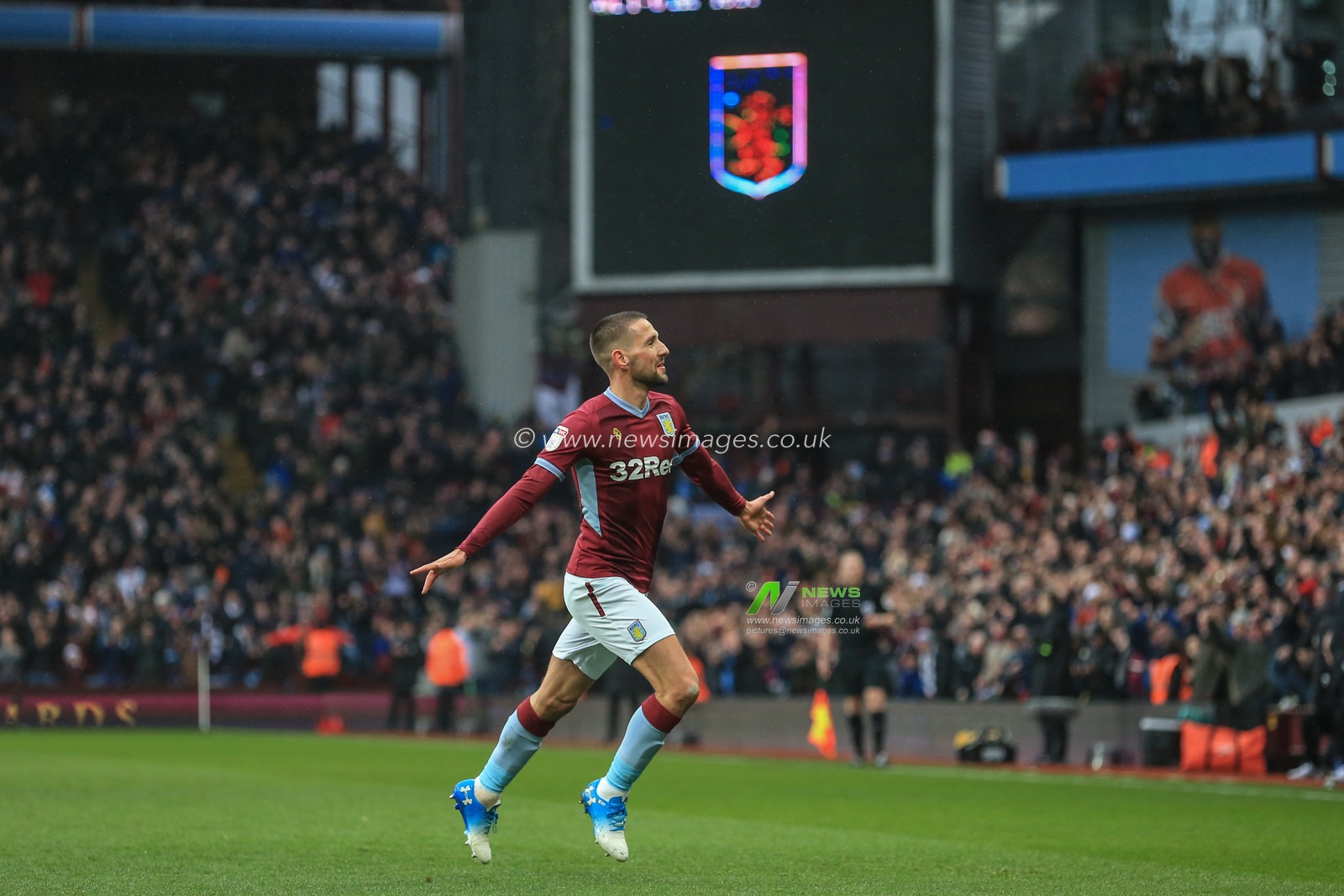 23rd December 2018, Villa Park, Birmingham, England ; Sky Bet Championship, Aston Villa vs Leeds United :  Conor Hourihane (14) of Aston Villa celebrates his goal to make it 2-0


Credit: Mark Cosgrove/News Images

English Football League images are subject to DataCo Licence