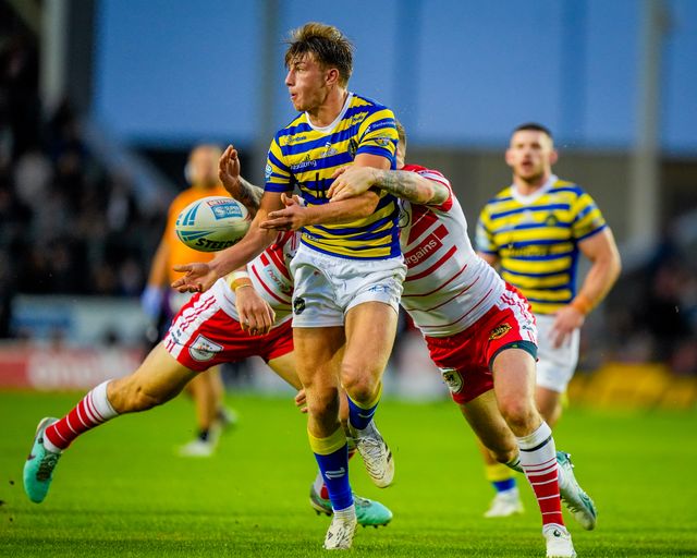 Ewan Irwin of Warrington Wolves breaks with the ball and is tackled by Shane Wright of St Helens R.F.C. and Daryl Clark of St Helens R.F.C. during the Betfred Super League round 14 match St Helens vs Warrington Wolves at The BrewDog Stadium, St Helens, United Kingdom on 11 June 2026

(Photo by Maynard Manyowa/News Images)