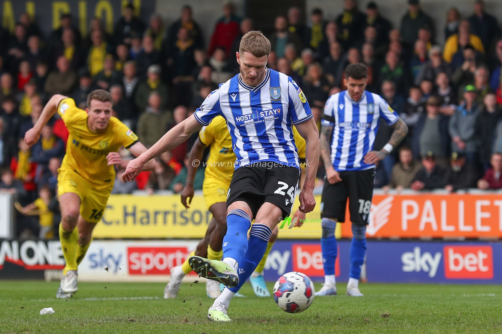 Michael Smith #24 of Sheffield Wednesday scores a goal to make it 3-2 during the Sky Bet League 1 match Burton Albion vs Sheffield Wednesday at Pirelli Stadium, Burton upon Trent, United Kingdom, 15th April 2023

(Photo by Gareth Evans/News Images)