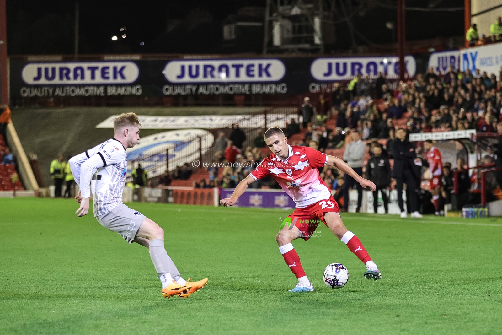 Owen Dodgson #29 of Barnsley during the Sky Bet League 1 match Barnsley vs Portsmouth at Oakwell, Barnsley, United Kingdom, 19th September 2023

(Photo by Mark Cosgrove/News Images)