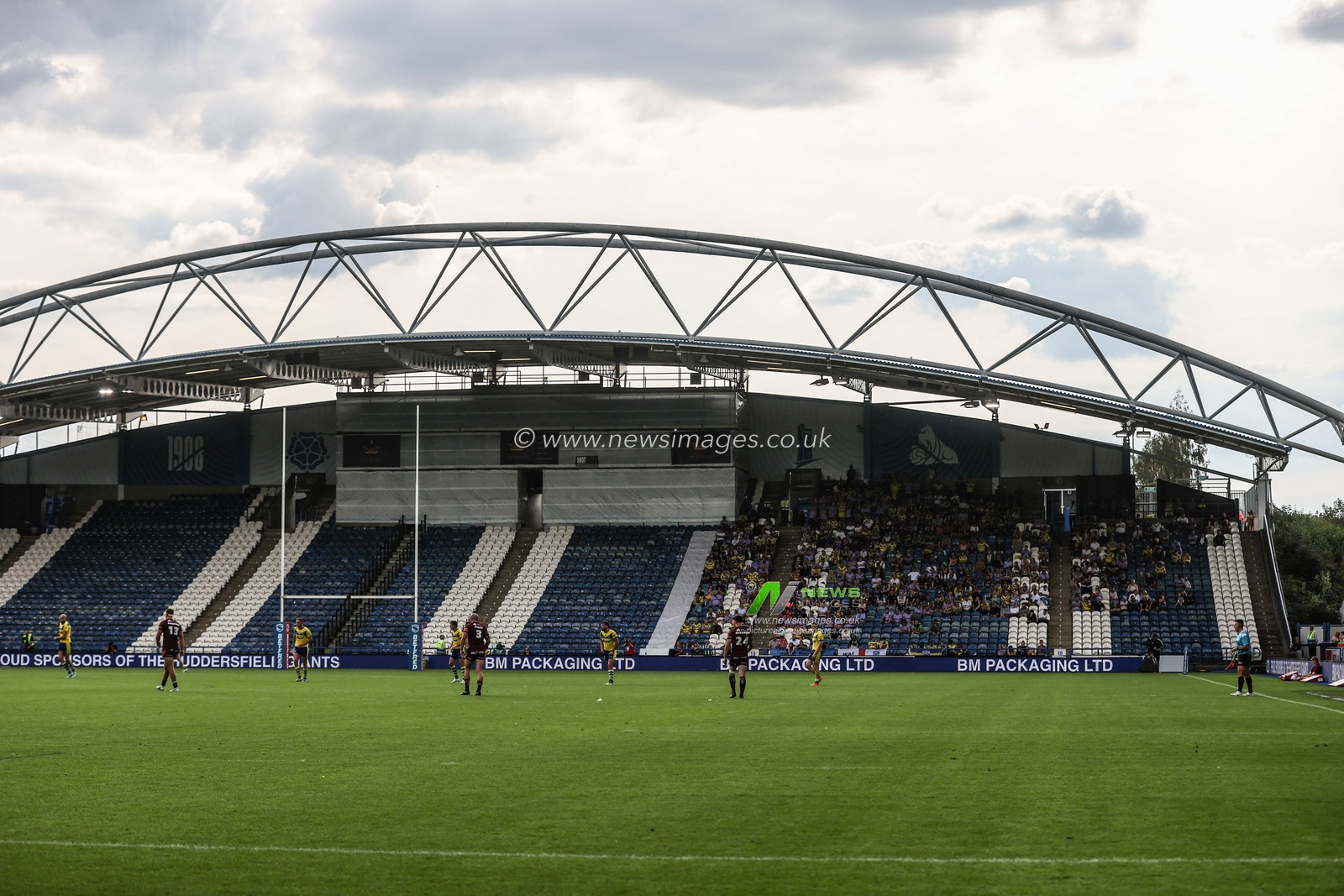 Warrington fans in the away end at Accu Stadium during the Betfred Super League Round 23 match Huddersfield Giants vs Warrington Wolves at Accu Stadium, Huddersfield, United Kingdom, 24th August 2025

(Photo by Alfie Cosgrove/News Images)