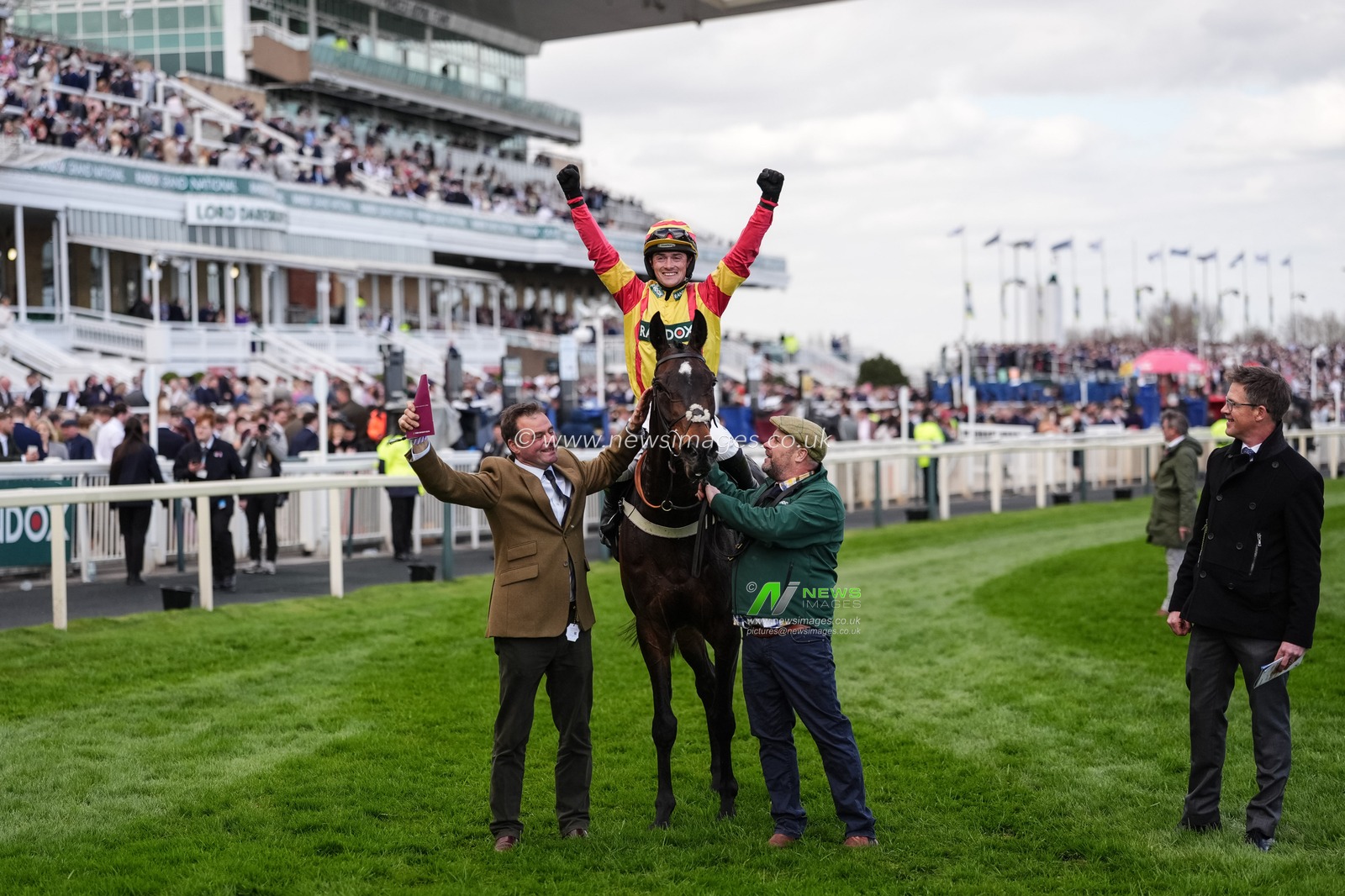 Storming George ridden by Jack Quinlan  wins the 14:55 Thatprizeguy Top Novices' Hurdle during the 2026 Randox Grand National Ladies Day at Aintree Racecourse, Aintree, United Kingdom on 10 April 2026

(Photo by Mark Cosgrove/News Images)