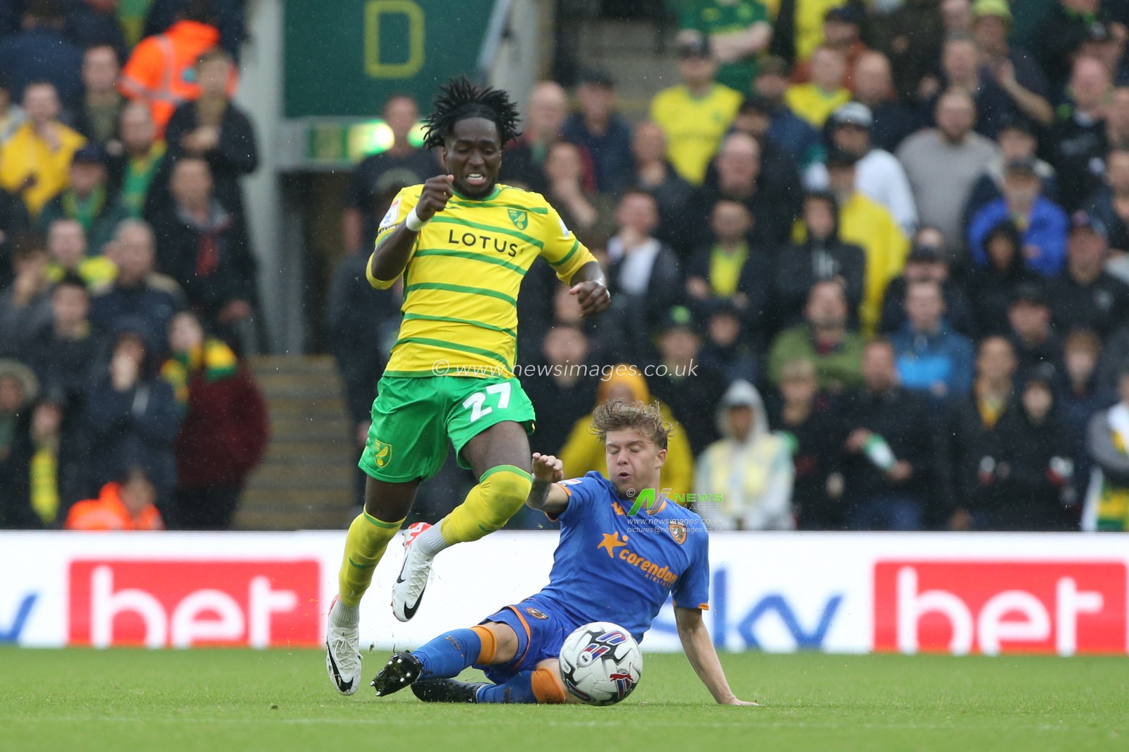 Harry Vaughan #14 of Hull City tackles Jonathan Rowe #27 of Norwich City during the Sky Bet Championship match Norwich City vs Hull City at Carrow Road, Norwich, United Kingdom, 5th August 2023

(Photo by Arron Gent/News Images)