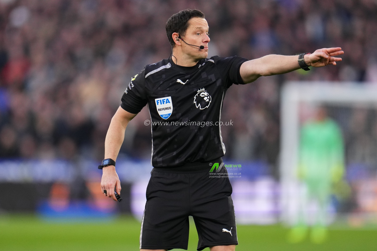 Referee Darren England during the Premier League match West Ham United vs Liverpool at London Stadium, London, United Kingdom, 30th November 2025

(Photo by Harvey Murphy/News Images)

*** GER AUT SUI OUT ***