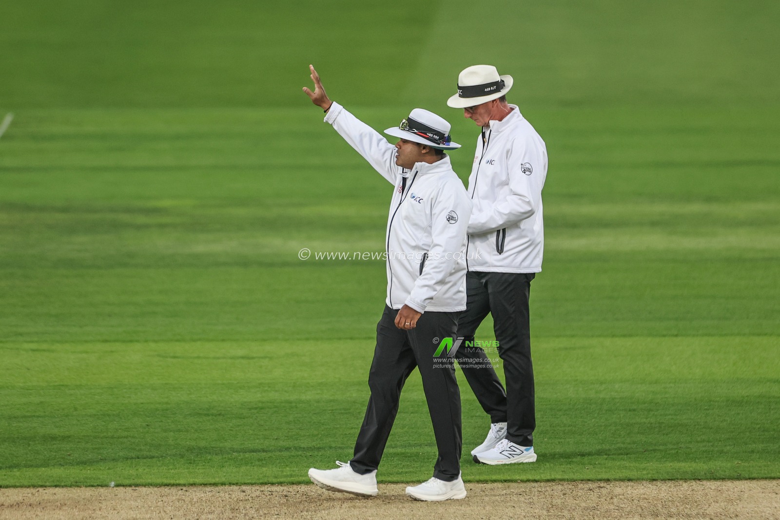 on-field umpire Rod Tucker and on-field umpire Nitin Menon discuss the quality of the light and send the players back in during the 1st Rothesay Test Match day 1 England v West Indies at Lords, London, United Kingdom, 10th July 2024

(Photo by Mark Cosgrove/News Images)