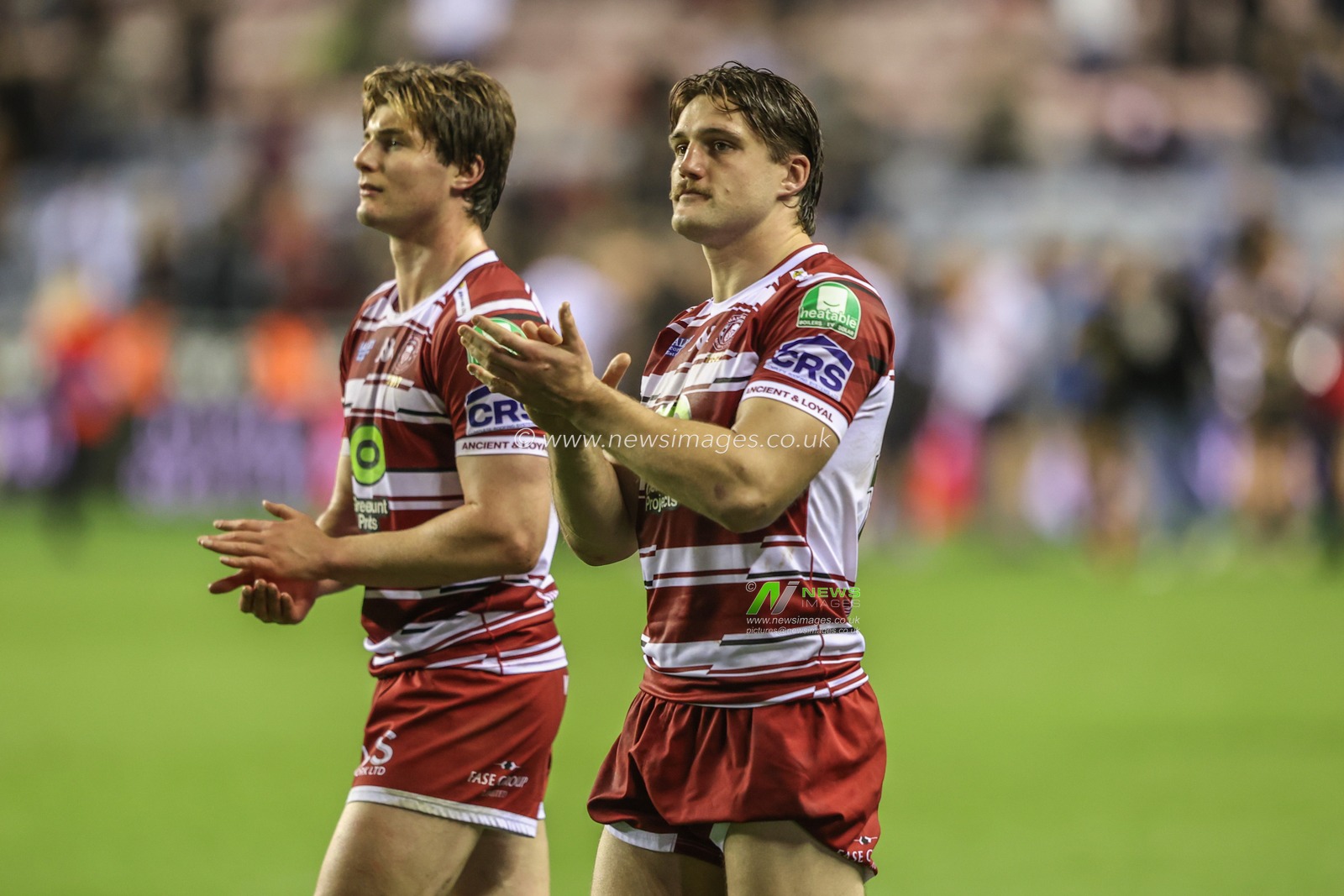 Liam Byrne of Wigan Warriors applauds the home fans after the game during the Betfred Super League Semi-Finals match Wigan Warriors vs Leigh Leopards at The Brick Community Stadium, Wigan, United Kingdom, 5th October 2024

(Photo by Alfie Cosgrove/News Images)