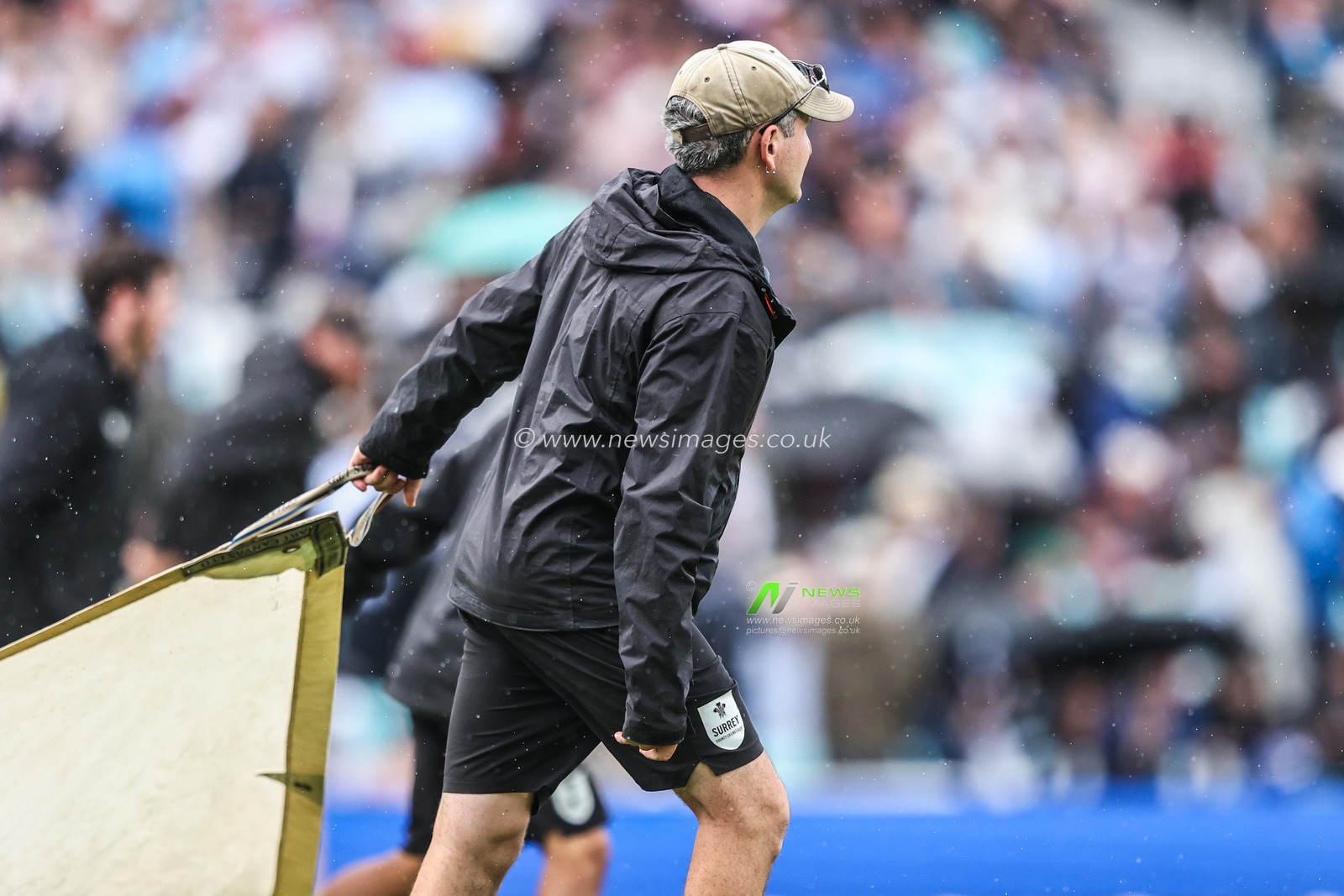Ground staff pull out the rain covers for the second time during the Rothesay 5th Rothesay Test Day 1 Match England v India at The Kia Oval, London, United Kingdom, 31st July 2025

(Photo by Alfie Cosgrove/News Images)