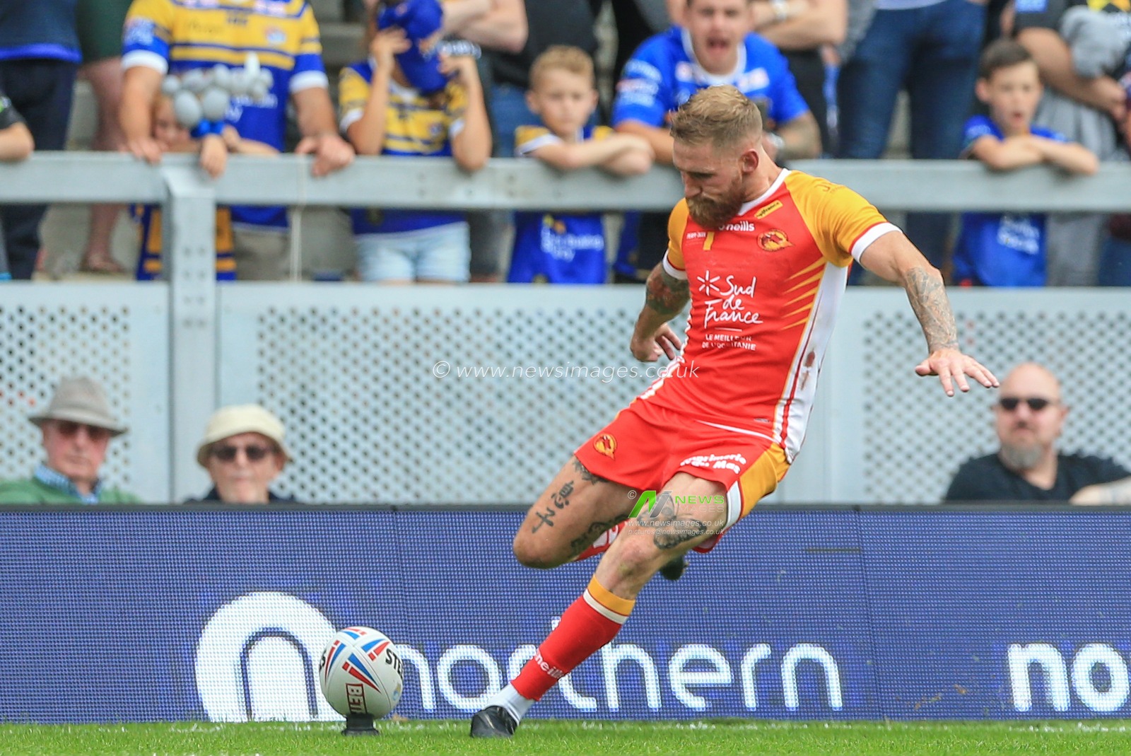 30th June 2019 , Emerald Headingley Stadium, England; Betfred Super League, Round 20, Leeds Rhinos vs Catalans Dragons ; Sam Tomkins (29) of Catalans Dragons takes a kick on goal 


Credit: Mark Cosgrove/News Images