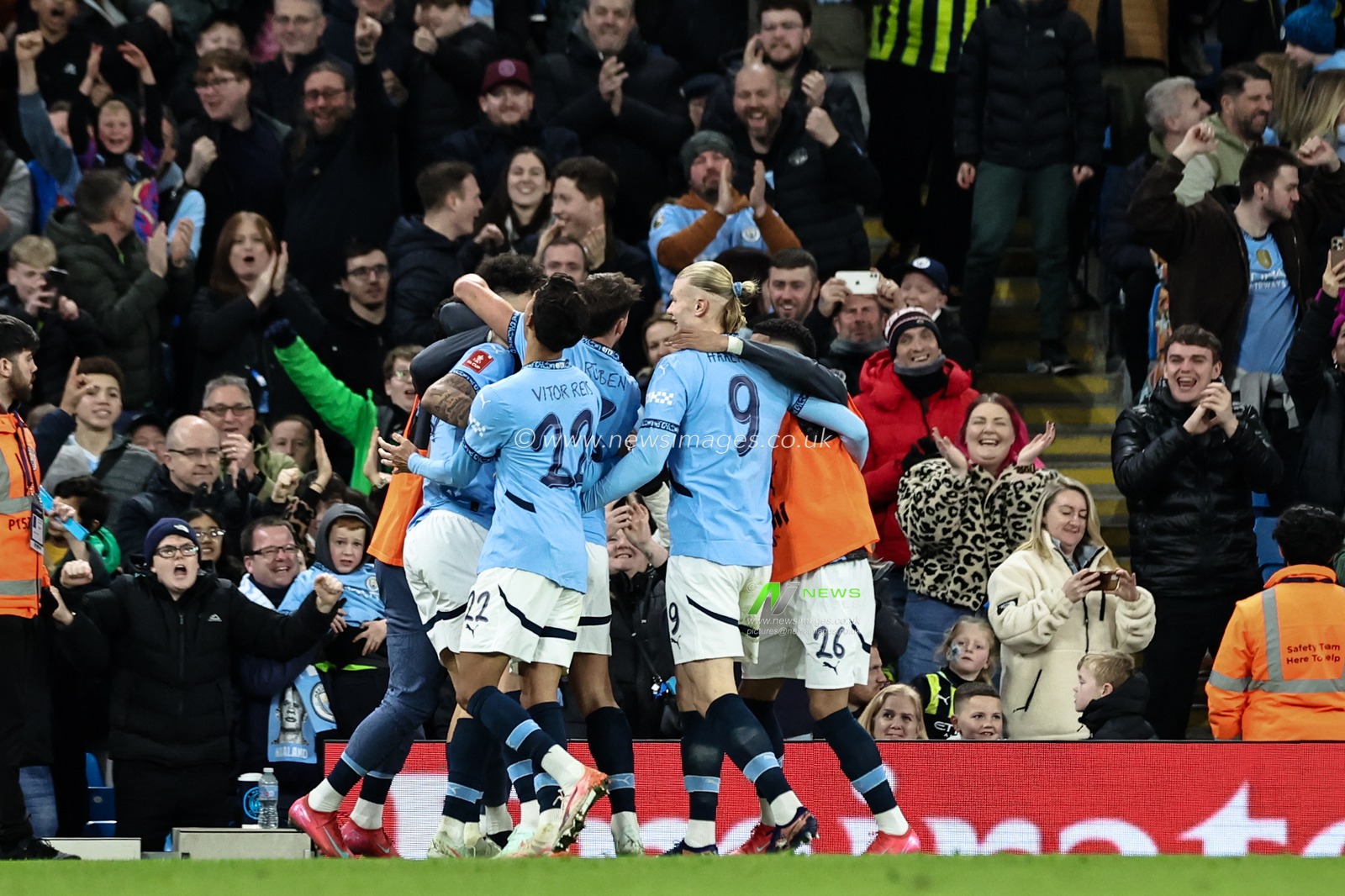 Nico O'Reilly of Manchester City celebrates his goal to make it 2-1 during the Emirates FA Cup 5th Round match Manchester City vs Plymouth Argyle at Etihad Stadium, Manchester, United Kingdom, 1st March 2025

(Photo by Mark Cosgrove/News Images)