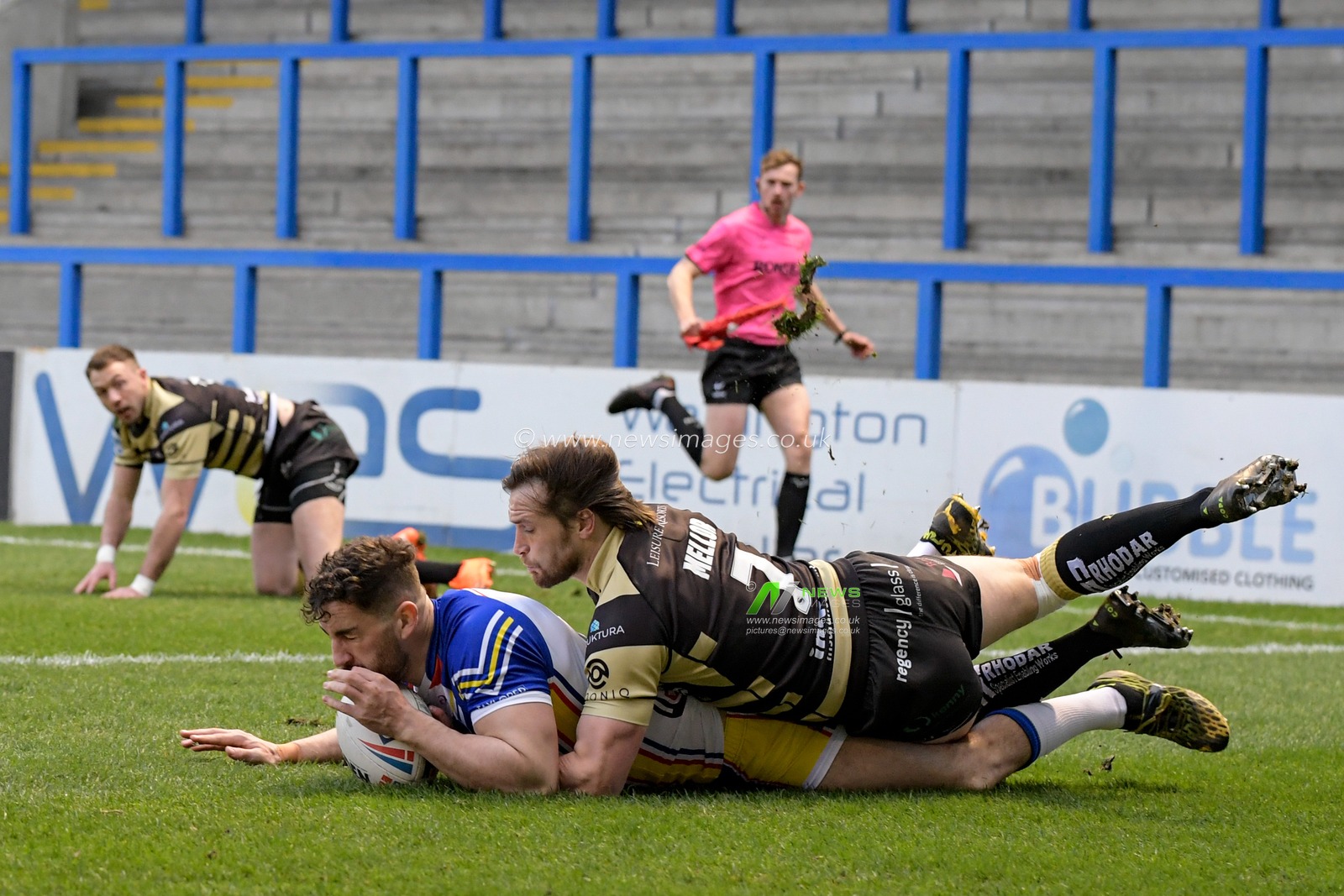 Toby King (4) of Warrington Wolves goes over for a try to make it 4-0