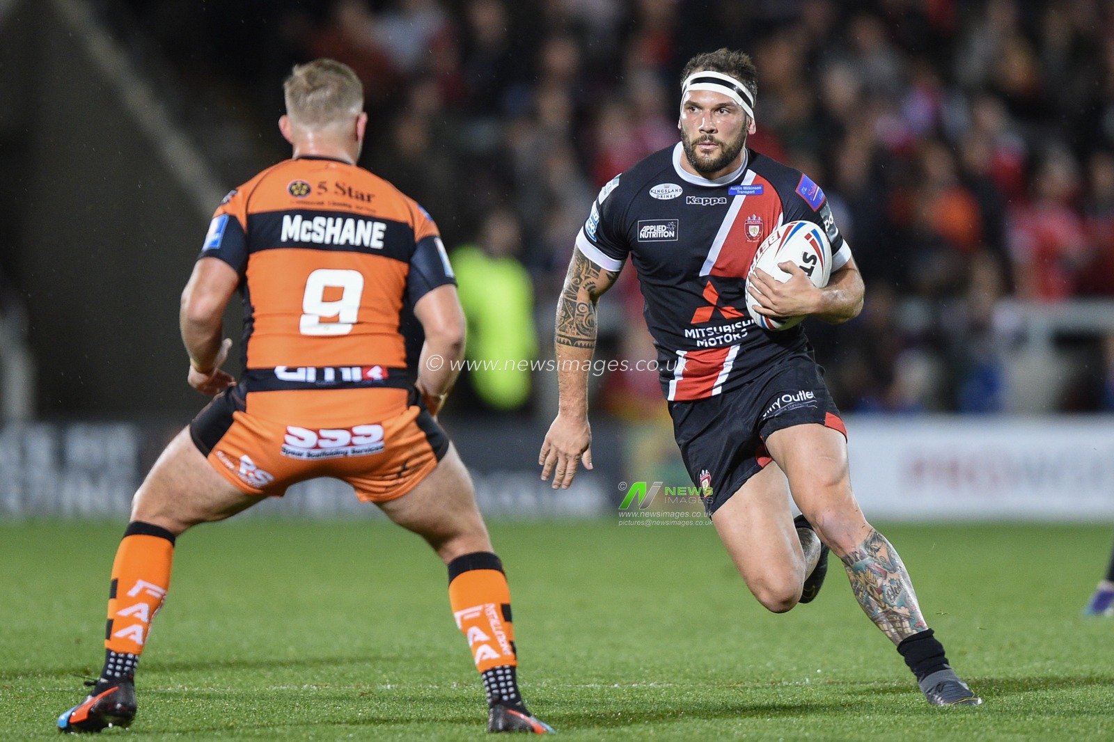 26th September 2019 ,  AJ Bell Stadium, Salford, England;  Betfred Super League Rugby, Round Eliminator 2, Salford Red Devils vs Castleford Tigers ; George Griffin (12) of Salford Red Devils ahead of Paul McShane (9) of Castleford Tigers 

Credit: Richard Long/News Images