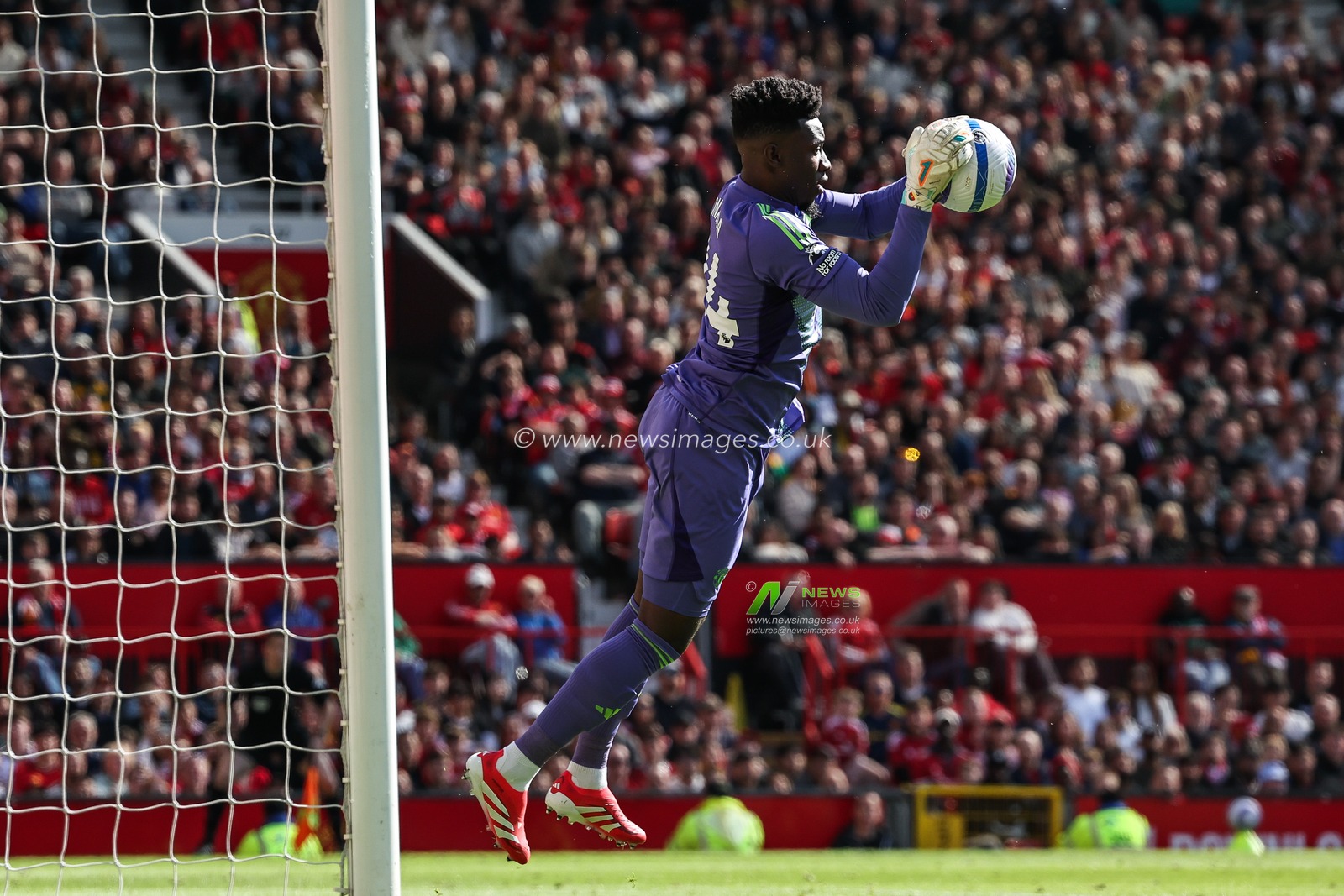 AndrÃ© Onana of Manchester United catches the ball during the Premier League match Manchester United vs Wolverhampton Wanderers at Old Trafford, Manchester, United Kingdom, 20th April 2025

(Photo by Mark Cosgrove/News Images)
