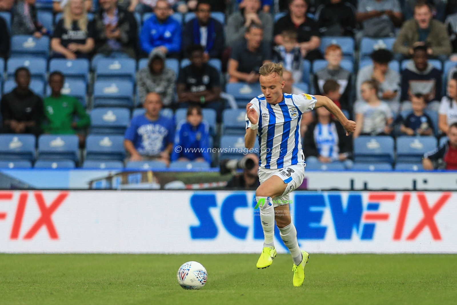 5th August 2019, John Smiths Stadium, Huddersfield England; Sky Bet Championship, Huddersfield Town vs Derby County ; Florent Hadergjonaj (33) of Huddersfield Town makes a break


Credit: Mark Cosgrove/News Images

English Football League images are subject to DataCo Licence