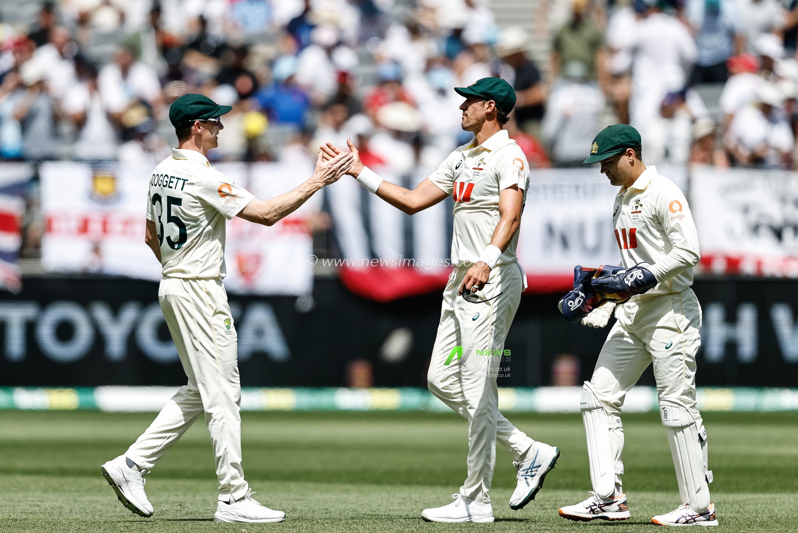 Mitch Starc of Australia celebrates his seventh wicket with Brendan Doggett of Australia during the NRMA Insurance Ashes First Test Day 1 Series Australia vs England at Optus Stadium, Perth, Australia, 20th November 2025

(Photo by Santanu Banik/News Images)

*** GER AUT SUI OUT ***