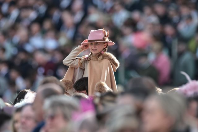 A young race-goer sits on her dads shoulders and watches 16:00 Randox Grand National Handicap Chase the during the 2026 Randox Grand National Day at Aintree Racecourse, Aintree, United Kingdom on 11 April 2026

(Photo by Mark Cosgrove/News Images)