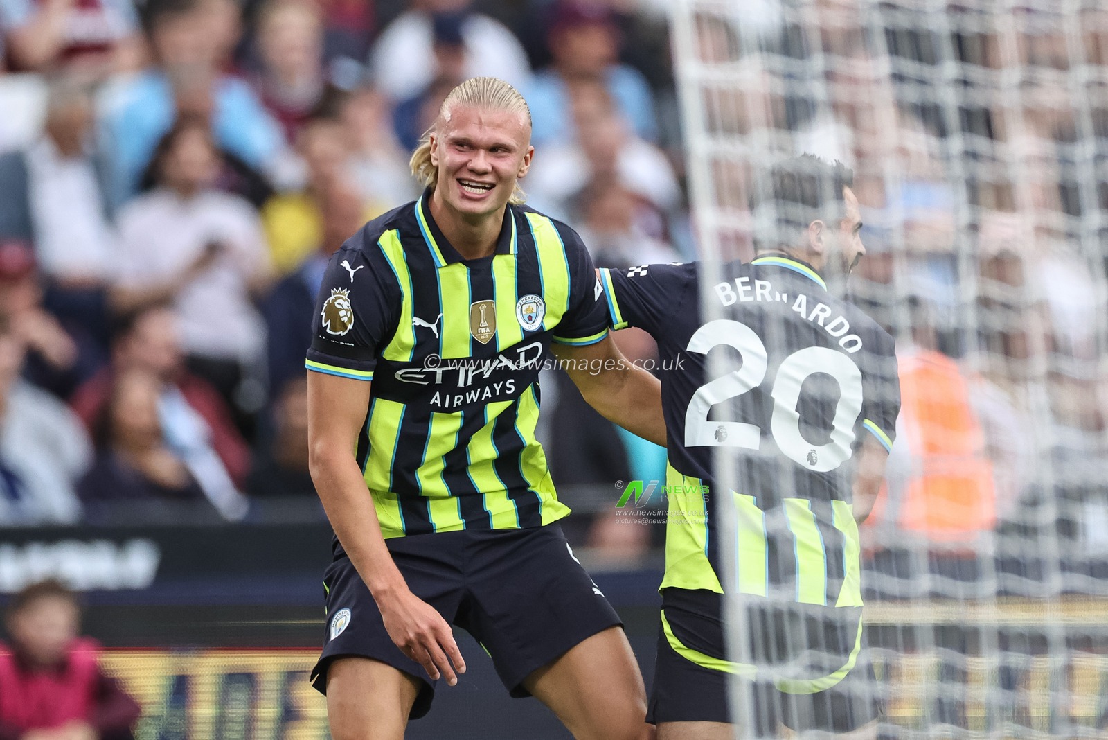 Erling Haaland of Manchester City celebrates his goal to make it 0-1 during the Premier League match West Ham United vs Manchester City at London Stadium, London, United Kingdom, 31st August 2024

(Photo by Mark Cosgrove/News Images)