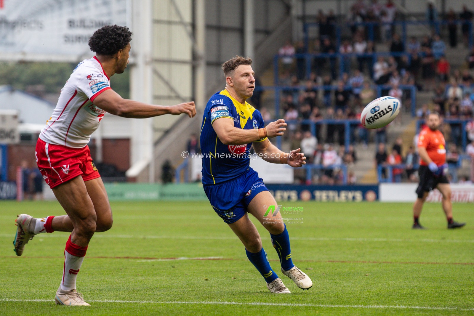 George Williams of Warrington Wolves passes the ball during the Betfred Super League Round 25 match Warrington Wolves vs St Helens at Halliwell Jones Stadium, Warrington, United Kingdom, 7th September 2024

(Photo by Gareth Evans/News Images)