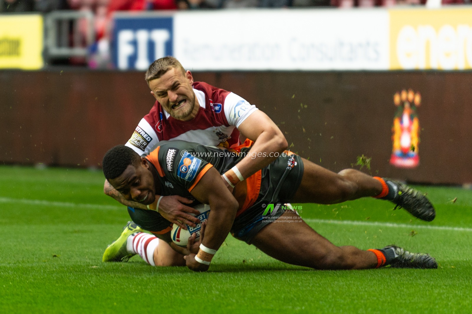 27th April 2019 , DW Stadium, Wigan, England;  Betfred Super League, Round 13, Wigan Warriors vs Castleford Tigers ; Tuoyo Egodo of Castleford Tigers is tackled by Chris Hankinson (23) of Wigan Warriors 

Credit: Richard Long/News Images
