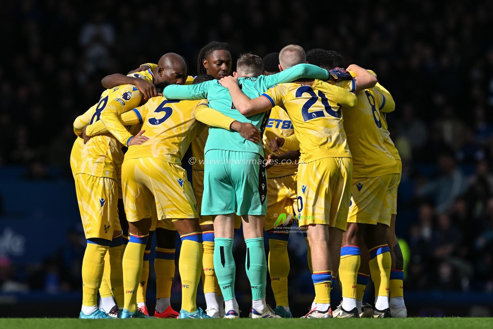 Crystal Palace have a team huddle ahead of the Premier League match Everton vs Crystal Palace at Goodison Park, Liverpool, United Kingdom, 28th September 2024

(Photo by Cody Froggatt/News Images)