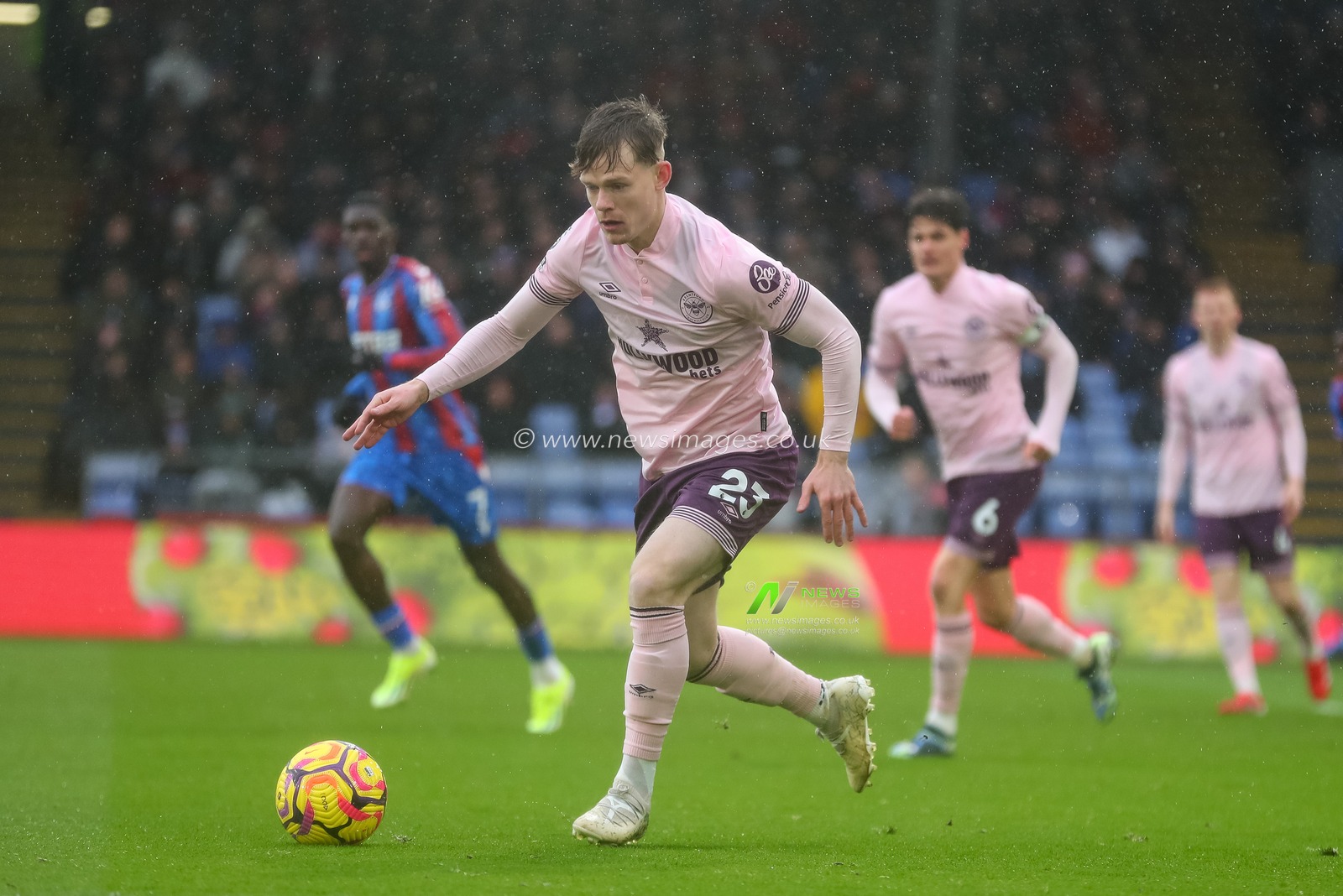 Keane Lewis-Potter of Brentford breaks with the ball during the Premier League match Crystal Palace vs Brentford at Selhurst Park, London, United Kingdom, 26th January 2025

(Photo by Izzy Poles/News Images)