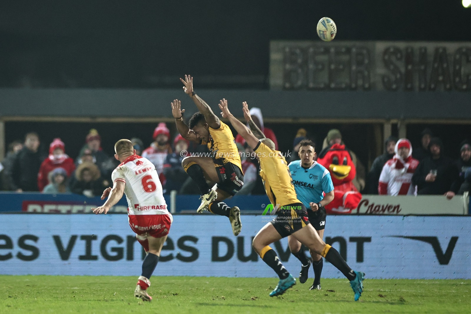 Mikey Lewis of Hull KR kicks a drop goal to win the game on golden [oint during the Betfred Super League Round 1 match Hull KR vs Castleford Tigers at Sewell Group Craven Park, Kingston upon Hull, United Kingdom, 14th February 2025

(Photo by Mark Cosgrove/News Images)