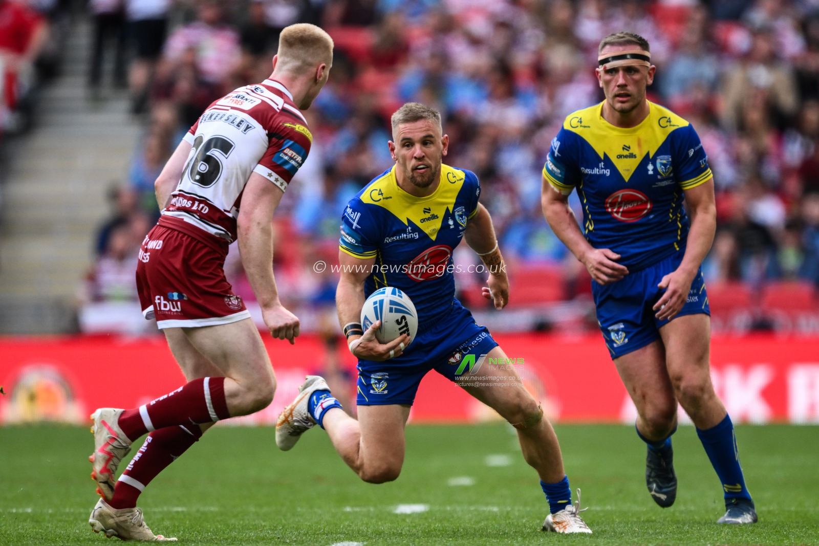 Matt Dufty of Warrington Wolves in action during the Betfred Challenge Cup Final match Warrington Wolves vs Wigan Warriors at Wembley Stadium, London, United Kingdom, 8th June 2024

(Photo by Craig Thomas/News Images)